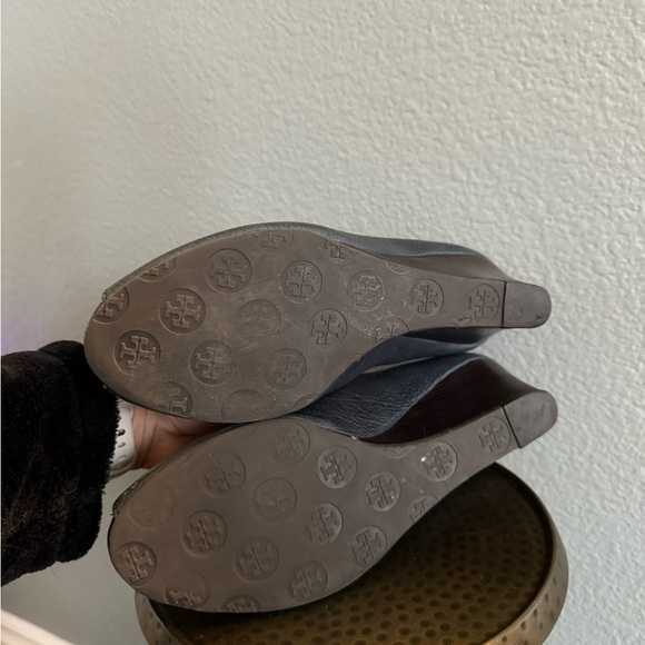 Tory Burch Navy Open Toe Wedges With Gold Emblem - Picture 11 of 13